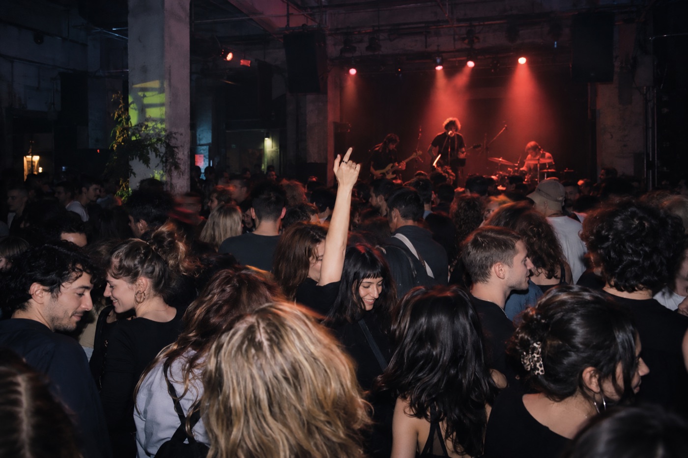 Live-Performance mit Publikum bei Nacht